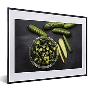 Poster met lijst Komkommer – Poster met lijst Verse minikomkommers in kwarten en stukjes gesnen – 40×30 cm