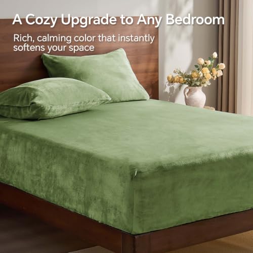 Image of BEDELITE Flannel Full Fitted Sheet & Pillowcases Set, Green, 3 Pieces | Ultra Soft Plush Fleece Bed Sheet with Elastic Corner Straps, 16 Inch Deep Pocket, Fuzzy All-Season Gift & Room Decor