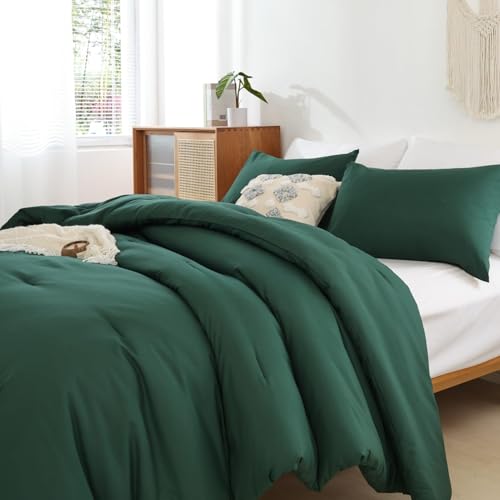 Image of ROSGONIA Oversized King Comforter 120x120, 3pcs Super King Comforter (1 Dark Green Comforter & 2 Pillowcases) Lightweight Warm Bedding Set Quilt