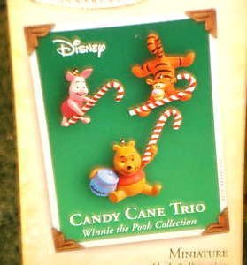 Hallmark Keepsake Ornament Winnie the Pooh Candy Cane Trio Lot de trois Décorations de miniature) (2004) Qxm5114