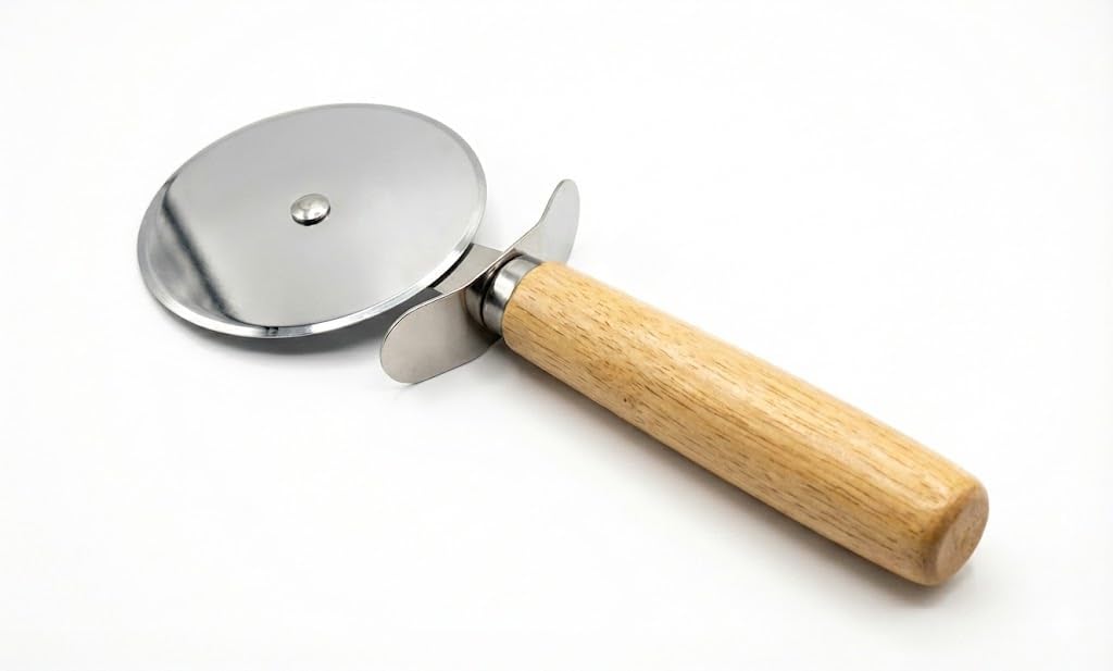 Smartizi Profesyonel Ahşap Saplı Pizza ve Hamur Kesici - 9 cm Paslanmaz Çelik Rulet Bıçak - Klasik Tasarım (24 cm)