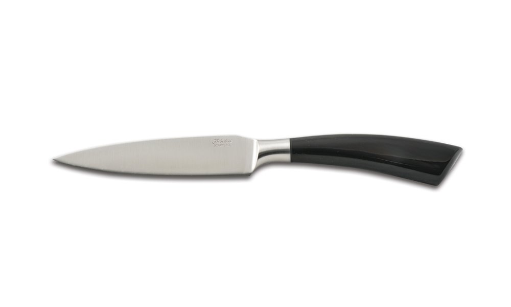 Couteau rustique artisanal chargé d'histoire pour perpétuer les traditions à table