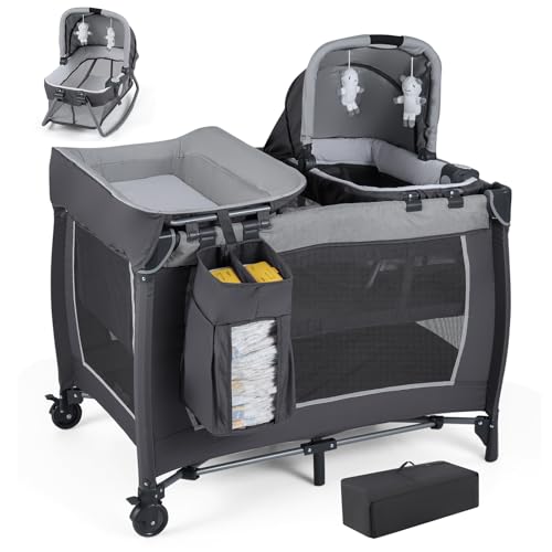 GOPLUS Cuna de Bebé Plegable 4 en 1, Cuna con Ruedas, Colchón, Bolsa de Transporte, Juguetes Colgantes, Cama Infantil de 2 Niveles con Moisés, Cambiador, para Viajes Vacaciones, Carga 15 kg (Gris)