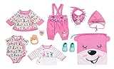 Das umfangreiche 11-teilige Deluxe Kleidungsset für Puppen besteht aus Jacke, T-Shirt, Body, Hose, Halstuch, Mütze, einem Paar Puppenschuhe, Rasselring, Schnuller und Turnbeutel