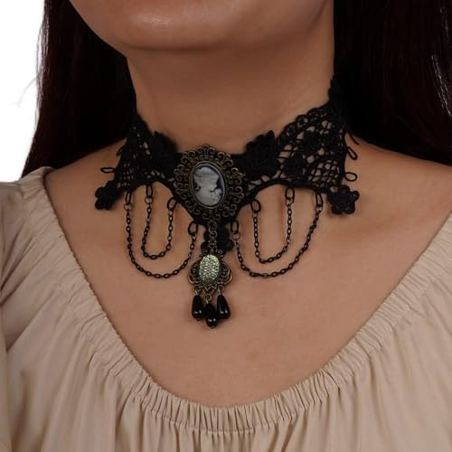 Collier ras du cou en fine dentelle noire de style gothique orné d'un médaillon portrait travaillé