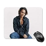 【Performance du produit】Fabriqué en caoutchouc de haute qualité, ce tapis de souris est conçu pour durer, résiste à la déformation et reste fermement en place, idéal pour une utilisation prolongée au bureau ou pour une utilisation intense de jeu. Sa surface lisse offre un toucher doux et un contrôle précis, offrant une expérience utilisateur plus confortable et naturelle. Fabriqué à partir de matériaux respectueux de l'environnement avec un revêtement imperméable, il se nettoie facilement et combine fonctionnalité et durabilité. Le design ultra fin et léger le rend facile à transporter : glissez-le dans votre sac d'ordinateur portable et travaillez ou jouez n'importe où. La surface en caoutchouc souple amortit la souris, minimisant la friction et l'usure pour prolonger la durée de vie de l'appareil.