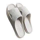 [semelle épaisse antidérapante] les pantoufles pour hommes et femmes sont conçues avec une texture antidérapante pour éviter de glisser. La semelle élastique épaissie, légère et résistante à la pression absorbe efficacement les chocs pour une sensation de pied extrêmement douce, soulage la douleur et vous permet de rester calme et confortable dans n'importe quel environnement.