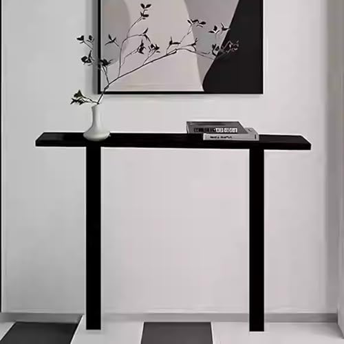 Mesa de madera contra el desorden de llaves en la entrada