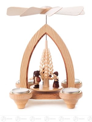 Pyramide de Noël en bois ajouré et figurines artisanales des montagnes de minerai