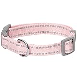 Todas las fotografías están hechas con nuestros modelos de fabricación de la talla mediana (ancho 2 cm, cuello 37-50 cm). Antes de decidir la talla, mide bien a tu mascota. Usa la tabla de tallas recomendadas como guía para confirmar la talla en función del peso del animal