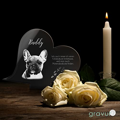 Gedenkstandbild-Gedenktafel-mit-Gravur-Fotogravur-Grabstein-Tiere-Herz-liegend-in-2-Groessen-Grabschmuck-graviert-fuer-Haustiere-wie-Hund-Katze-Co-Grabplatte-Im-Kerzenschein-schoen-leuchtend