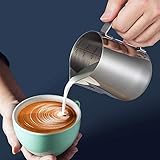 kaffee zubereiten PROFESSIONELLE QUALITÄT - Der Milchschaumkrug besteht aus Edelstahl 18/8 # 304 in Lebensmittelqualität, rostfrei, schmutzabweisend, sturzsicher und hitzebeständig, solide und langlebig für den Langzeitgebrauch. Einfach zu reinigen und Spülmaschinenfest. Hinweis: Dies ist ein kleinerer Stil. Seien Sie beim Kauf vorsichtig