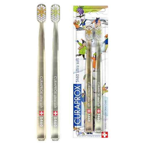 Curaprox Spazzolino manuale Winter Edition 2024 / Ultra-Morbido per gengive e denti sensibili | Confezione da 2, design stagionale/Verde-Trasparente/Made in Switzerland