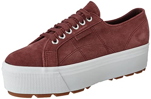 La Superga 2790, l'iconica sneaker con zeppa di 4 cm, è reinterpretata con una morbida tomaia in suede e la distintiva suola carrarmato Tank con dettagli a rilievo definiti dal motivo a doppia S. Il modello presenta fodera in cotone, label con logo jacquard bicolor e chiusura con lacci. Design low-top Tomaia in suede Fodera in cotone Zeppa alta 4 cm Label laterale con logo jacquard bicolor Logo stampato sul retro e sul sottopiede Occhielli in alluminio con logo inciso Chiusura con lacci in cotone Suola in Tank in gomma