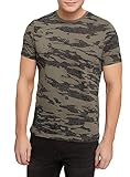 Estilosa camiseta con estampado a la moda de camuflaje. Ideal para crear un look brutal de estilo casual. El tejido natural de 100% algodón hará que te sientas cómodo hasta en los días calurosos de verano