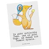 Mr. & Mrs. Panda Postkarte Fuchs Tennis spielen - Geschenk, Motivkarte, bildkarte, Tennisclub, Tennisverein, Ansichtskarte, Postkarten, Ballsportart, Turnier, Grußkarte