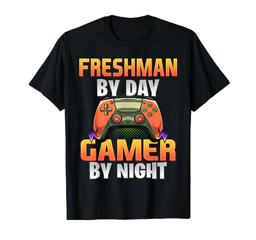 Estudiantes divertidos Gamer Gaming Estudiante de primer año por día jugador por noche Camiseta