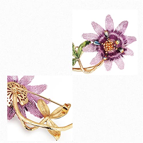 Broche fleur de passiflore brodée main : poésie florale à offrir ou pour soi