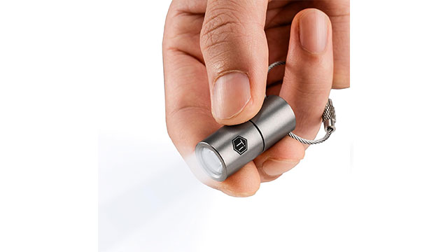 KeyUnity ミニ懐中電灯 クリップ付き 長さ60mm KF04 キーライト 小型 led チタン合金製 単4電池対応 フラッシュライト IPX8防水 ハンディライト 超軽量 耐衝撃 耐食性 キーホルダー ライト 防災 41l87bpXDGL.jpg