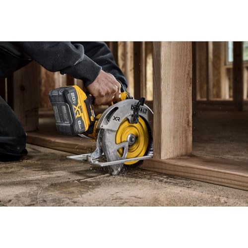 DEWALT 20V MAX* XR Brushless Cordless 7-1/4 in. Circular Saw (Tool Only) (DCS590B) - Image 6