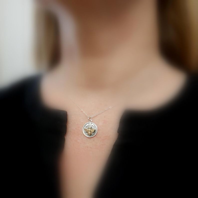 Dije celestial de plata y abeja de bronce para conectar con la belleza del cosmos. 4