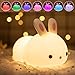 ASENTER Luz Nocturna Infantil Lámpara Quitamiedos Portátil USB Recargable Conejo Infantil LED Brillos Ajustables Colores RGB con Mando Luz para Bebe Silicona Suave para Habitación Dormitorio Sala