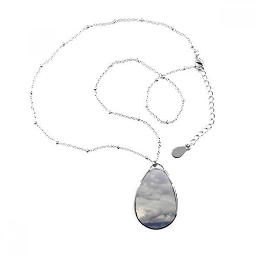 Pendentif goutte nuages sombres pour sublimer vos tenues d'hiver
