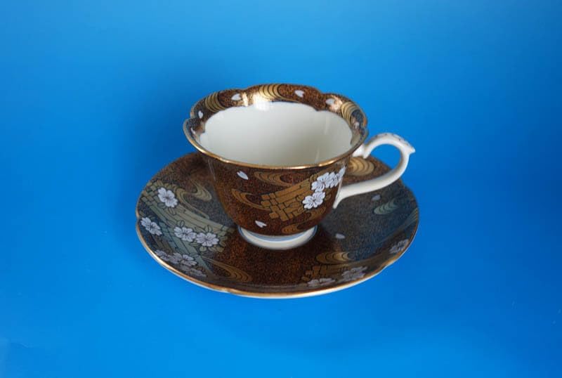 有田焼　染錦　古伊万里様式 　蒔絵 花筏　幸楽窯　カップ＆ソーサー 2客 有田焼 染錦 古伊万里様式 蒔絵 花筏 幸楽窯 カップ＆ソーサー 2