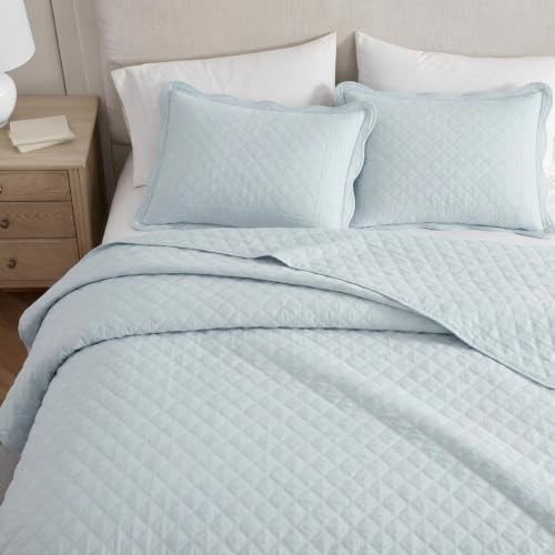 Image of Martha Stewart - Twin Size Quilt Set, Soft & Breathable Cotton Percale Quilted Bedding with Matching Pillowcase, Scalloped Edge Bed Set, Vintage Scallop Blue