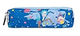 PRÁCTICO - en este nuevo diseño de estuche escolar podrás llevarlo siempre a cualquier lugar sin que te ocupe mucho espacio gracias a su diseño ligero y flexible. Tiene un espacioso compartimento central con cremallera y asa para que puedas almacenar los accesorios de papelería que más uses