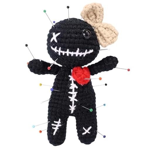 TOYMIS Muñeca Voodoo Positiva, Divertido Regalo Antiestrés Ganchillo Muñeca Lazo Voodoo Negra Tejida con Alfileres Decoración Halloween para Adultos Amigos Compañeros Oficina Hogar Fiesta | Ya disponible en tu tienda friki favorita! En mundofriki.es!