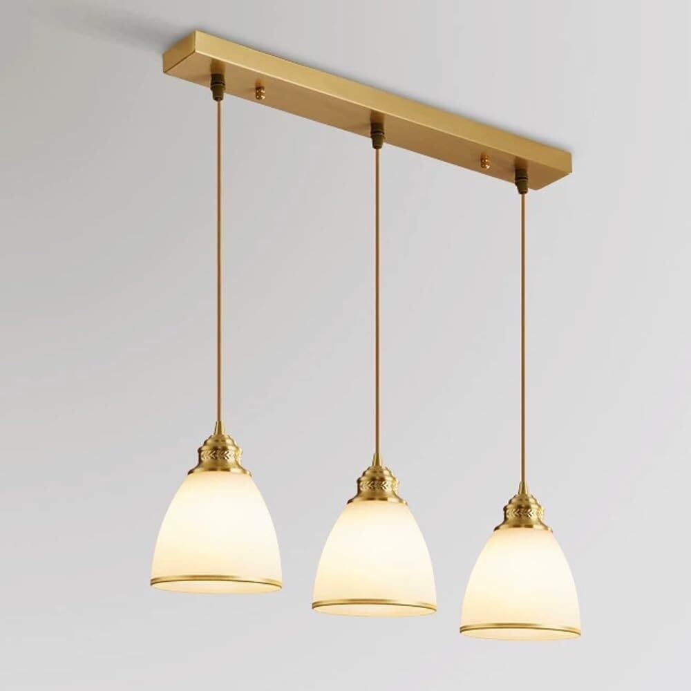 Suspension 3 lumières dorée pour îlot de cuisine avec abat-jour conique en verre blanc