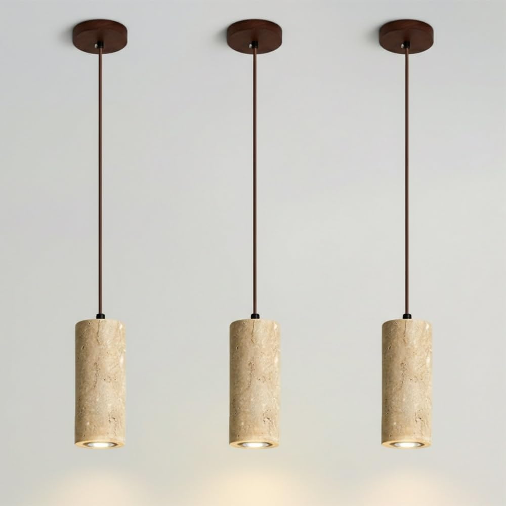 Éclairage pour îlot de cuisine en travertin jaune pour illuminer vos repas en famille