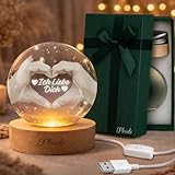 Plexido LED Nachtlicht Kristallkugel mit 3D Gravur „Ich liebe Dich“ – Glaskugel Lampe mit Holzsockel & warmem Licht – Romantisches Geschenk für Paare, Jahrestag und Valentinstag