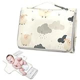 Changement de voyage Transformez n'importe quel espace en un changement portable avec ce tapis imperméable. Le matelas à langer imperméable bloque les fuites instantanément, parfait pour les aéroports, les voitures ou les toilettes publiques. Il se range et se range facilement dans nos sacs humides pour un voyage sans tracas.