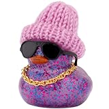 Design exclusif tricot-pailleté – Avec chaîne dorée, surface scintillante, chapeau de tricot & lunettes, ce canard pailleté attire tous les regards. Le canard violet brille au soleil et ajoute des accents colorés. Que ce soit sur le tableau de bord ou la table de festival – il attire l'attention. Combinez plusieurs canards pour une parade joyeuse et créez votre coin de détente – pure magie de canard en plastique