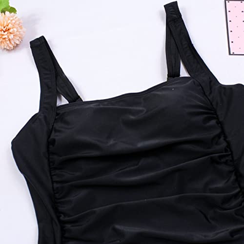 Primer plano del tejido del bañador negro de una pieza mostrando su fruncido y diseño elegante