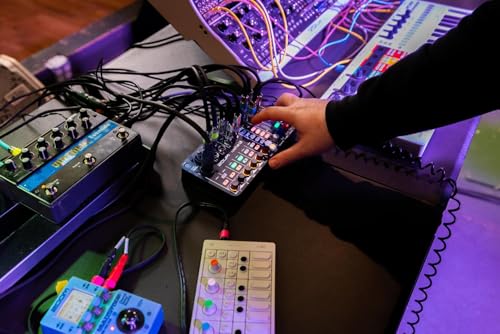 ZOOM LiveTrak L-6 tragbarer 10-Spur-Digitalmixer, Mehrspur-Recorder und Audio-Interface für Bands, Live-Streaming & Studio, 32-bit, XLR-TRS, Effekte