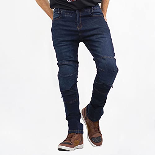 デニムパンツを履いた人