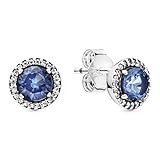 Las piedras azules están enmarcadas por detalles más pequeños y brillantes
