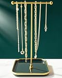 Ce support de collier VROOMIUM doré est fabriqué avec une plaque en céramique et un support en T, alliant design moderne et élégant. La plaque en céramique est un bel ajout à toute collection de bijoux, disponible en deux couleurs exquises : blanc classique et vert noirâtre élégant. Ce qui en fait le choix parfait pour les femmes qui apprécient les bijoux exquis et les designs de bon goût