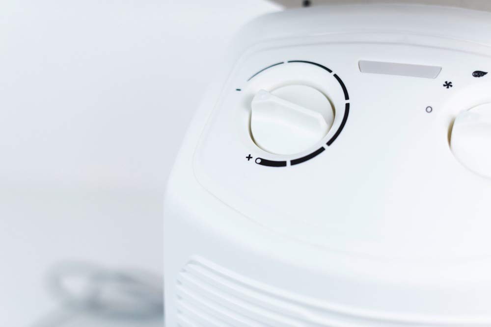 Bimar Calefactor Electrico Baño HF200, Calentador de Ventilador Eléctrico de 2000W de Bajo Consumo con Termostato Ajustable y Protecciòn de Comando, Cuerpo de Plástico con Asa Integrada