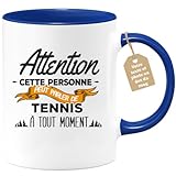 Le cadeau parfait Tennisman Tenniswoman : Le fan de Tennis n’a pas peur de braver l'impossible pour pratiquer sa passion. Il ou elle n’a aucune limite quand il s’agit de son hobbie et ce mug témoignera de sa passion dévorante qui le caractérise si bien. N'oubliez pas ces personnes vivent Tennis et respirent Tennis, normal que son cadeau témoigne de sa passion ! Offrez leur donc un mug humoristique sur ce thème, ils vont adorer.