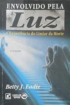 Paperback Envolvido Pela Luz [Portuguese_Brazilian] Book