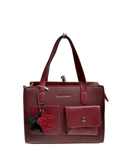 DETTAGLI FUNZIONALI: Dotata di chiusura con zip, tasche frontali multiple e charm decorativo per maggiore praticità e stile