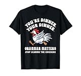 Questo divertente disegno di grammar matters mostra come una semplice virgola salvi la vita e impedisca ai polli spaventati di diventare un pasto. Un regalo sarcastico per tutti gli insegnanti di inglese o di grammatica, gli studenti o gli amanti dei polli