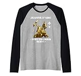 À treize ans, elle entend des voix célestes qui lui confient la mission de bouter les Anglais hors de France. Elle libère Orléans et permet à Charles VII de devenir le roi de France légitime