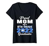 Photo Gallery donna orgogliosa mamma di 2022 8th grade graduate school family 22 maglietta con collo a v Photo Gallery donna orgogliosa mamma di 2022 8th grade graduate school family 22 maglietta con collo a v
