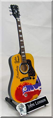 JOHN LENNON Guitare Miniature avec médiator Strawberry Fields - Les Beatles, Paul McCartney, John Lennon, RIngo Starr, George Harrison JOHN LENNON Guitare Miniature avec médiator Strawberry Fields