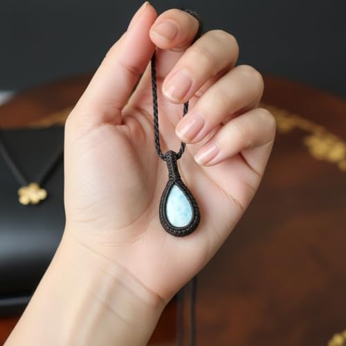 Pendentif en larimar naturel sur cordon cuir, le médaillon porte-bonheur idéal pour l'été